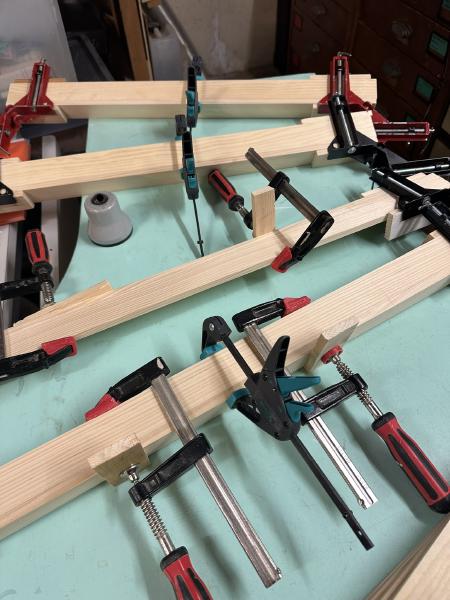 Winklig Leimen der Leisten
