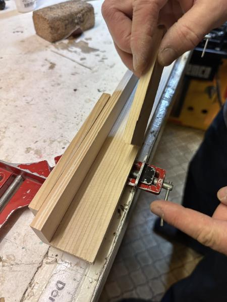 Winklig Leimen der Leisten
